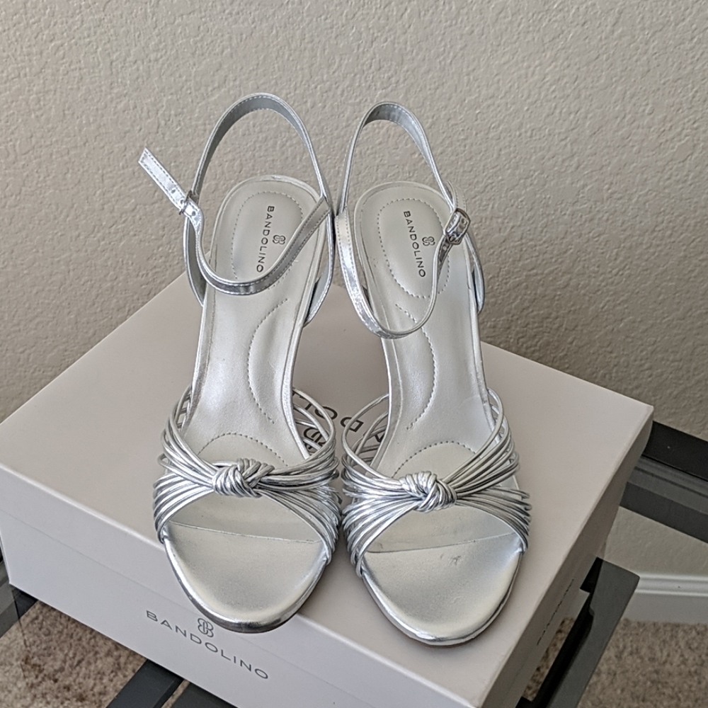 9M Silver Bandolino Heels